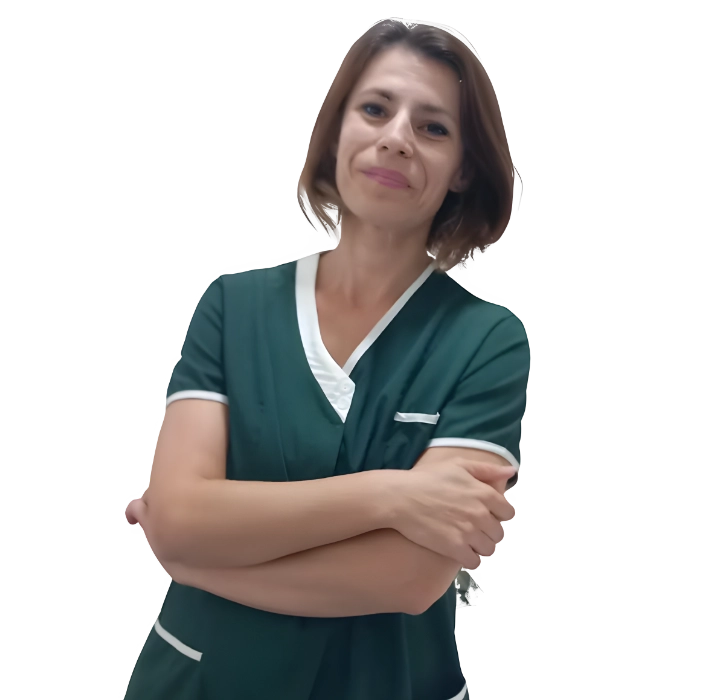 masajista sonriente cruzada de brazos