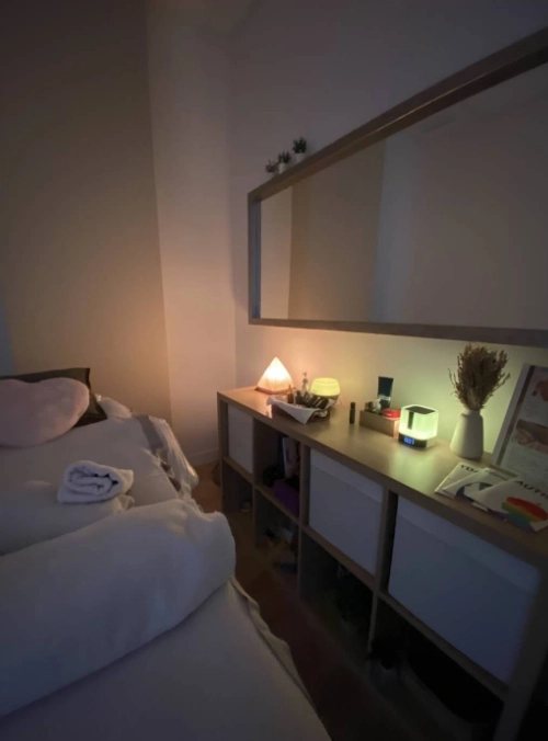 Foto de dormitorio con iluminación leve